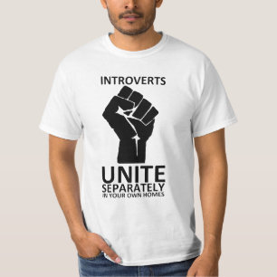 Introverts unen por separado en su camisa de los