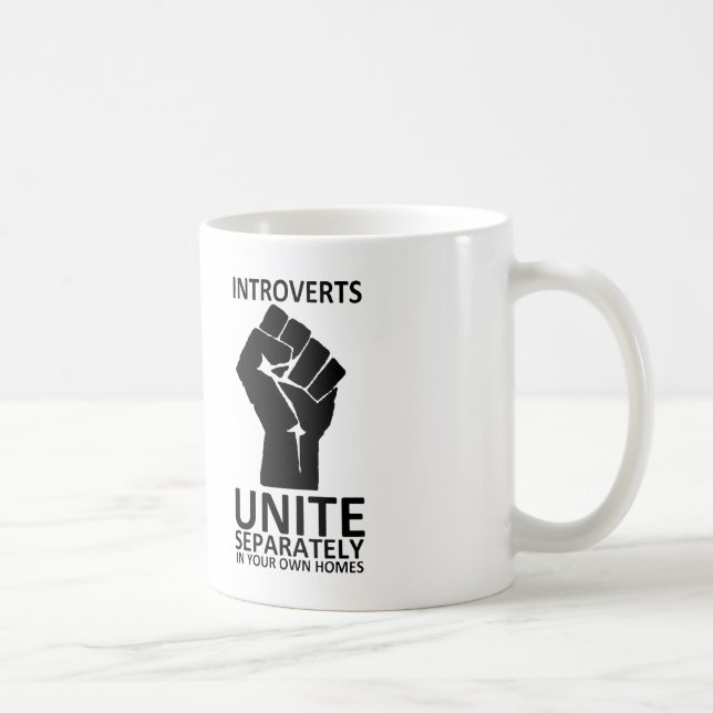 Introverts unen por separado en su taza de los (Derecha)