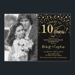 Invitación 10º Aniversario de Boda con Foto - Dorado Negro<br><div class="desc">Invitación del 10º Aniversario de Boda con Foto. Diseño elegante en dorado y negro con letra cursiva y confeti. Se puede personalizar para mostrar cualquier año de matrimonio. ¡Salud por 10 años!</div>
