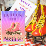 Invitación 14.º Nacimiento Retro Roller Skate Purple Sunbeam<br><div class="desc">Una invitación temática a la fiesta de cumpleaños número 14 con un gran par de patines. Cambie fácilmente la información para su propia invitación de cumpleaños de personalizado. Los rayos de sol morados y amarillos también aparecen en la tarjeta que declara el cumpleaños 14. Desde una gama de artículos personales...</div>