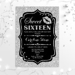 Invitación 16º cumpleaños - Dieciséis color negro plateado<br><div class="desc">Dulce Invitación De Cumpleaños. Elegante diseño blanco negro con una falsa plata purpurina. Incluye el beso de labios,  el diseño y el tipo de letra del guión. Perfecto para una elegante fiesta de cumpleaños. Mándame un mensaje si necesitas más personalización.</div>