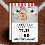 Invitación 1.ᵉʳ Cumpleaños Cute Balls Kids Photo<br><div class="desc">Invitación a la foto de los niños de las bolas de béisbol Cute de cumpleaños. La tarjeta tiene un tema de béisbol - béisbol y banderas de racimo rojas, negras y blancas. El dorso de la tarjeta es rojo con un patrón de franja blanca. Personalice la tarjeta con la foto...</div>