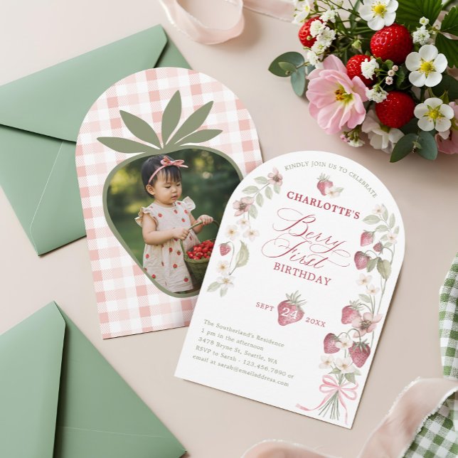 Invitación 1.ᵉʳ cumpleaños Strawberry Berry Primer cumpleaños (1st Birthday Strawberry Berry First Birthday Photo Invitation)