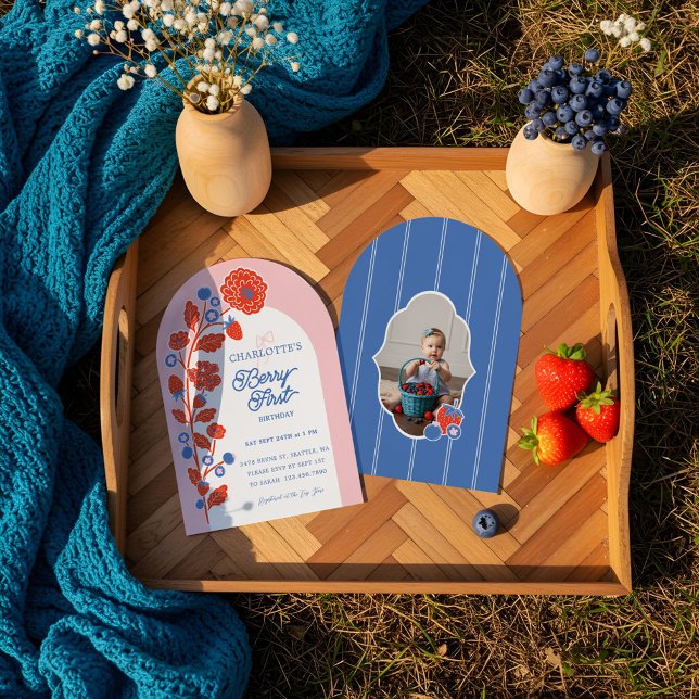 Invitación 1.ᵉʳ cumpleaños Strawberry Berry Primer cumpleaños (1st Birthday Strawberry Berry First Birthday Photo Invitation)