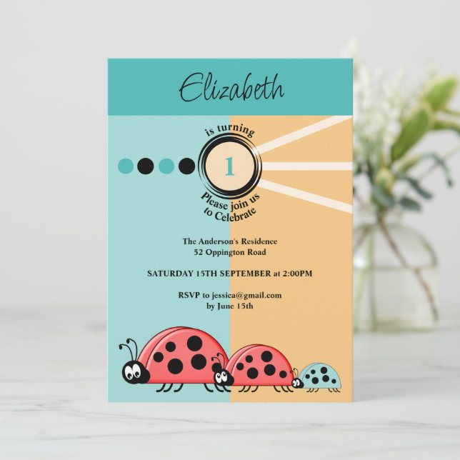Invitación 1.ᵉʳ fiesta de cumpleaños ladybugs naranja verde c (Anverso de pie)