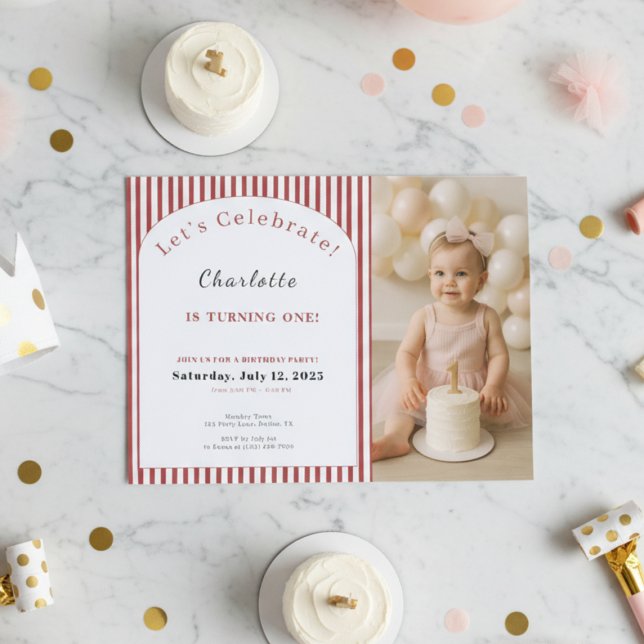 Invitación 1st Birthday Invitation • Photo Template Red Strip (Photo first birthday invitation with red stripes and baby girl holding a cake, modern and elegant de)