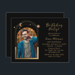 Invitación 21.ª Fiesta de cumpleaños foto celeste de Black Go<br><div class="desc">21ª Fiesta de cumpleaños Twenty One Twenty First Celestial Photo Black Gold Sun Moon Stars Invitation Invita a las funciones del sol, la luna y las estrellas con un marco dorado sobre un fondo negro. Personalice editando el texto en los cuadros de texto proporcionados y agregando su foto favorita. FOTO...</div>
