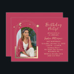 Invitación 21.ª Fiesta de cumpleaños foto celeste de Magenta<br><div class="desc">21ª Fiesta de cumpleaños Veintiún veintiún estrellas celestes Foto Magenta Gold Moon Stars Invitation Invita a las funciones del sol, la luna y las estrellas con un marco dorado sobre un fondo magenta. Personalice editando el texto en los cuadros de texto proporcionados y agregando su foto favorita. FOTO TIP: céntrate...</div>