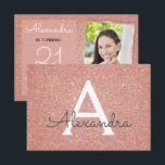 Invitación 21.ª Rosa dorada Rubor Foto rosa<br><div class="desc">21st Chica Birthday Party Elegant Faux Sparkle y Purpurina Rosa Gold o Rubor Pink Monogrammed Birthday Invitaciones son perfectas para una fiesta de cumpleaños rosada o de oro Subió en Rubor. Estas invitaciones fotográficas o de imágenes son perfectas para una mujer que cumple la Fiesta del 21º cumpleaños. Puede actualizar...</div>