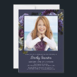 Invitación 21.ᵉʳ Fiesta Foto Moody Purple Floral<br><div class="desc">Moody y misteriosos rosas y peonías púrpura marcan el tono para este elegante fiesta de 21 años. ¡El texto blanco realmente aparece! Formal pero con un giro moderno para la mujer que siempre ha tenido un sentido del estilo y ama las flores. Este elemento forma parte de la colección Moody...</div>