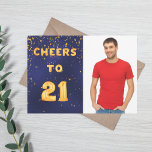 Invitación 21 años Navy foto de los festejos de oro azules<br><div class="desc">Una moderna invitación a la fiesta de cumpleaños 21. Con el texto: Saludos a 21 en la parte delantera escrita con letras falsas de globo de oro. Fondo azul oscuro, color azul desigual. Con confeti dorado. Plantilla para tu foto. Añadir los detalles del evento al reverso. Letras blancas, fondo azul....</div>