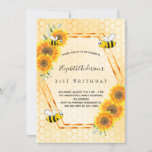 Invitación 21 cumpleaños girasoles amarillos abejorros<br><div class="desc">Elegante, divertida, invitación de verano de 21 años. Fondo amarillo y blanco con un patrón de peine de miel. Con un marco geométrico de oro falso. Decorada con girasoles amarillos y naranjas y abejas felices. El nombre está escrito con una escritura de estilo con letras a mano moderna. Cartas negras....</div>