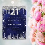 Invitación 21° cumpleaños purpurina de plata azul marina glam<br><div class="desc">Una invitación moderna,  elegante y glamurosa para un fiesta de 21 años. Un fondo azul marino,  decorado con un polvo falso purpurina plateado. El color azul es desigual. Personalice y agregue su nombre y detalles del fiesta. El número 21 se escribe con un tipo de letra,  guión.</div>