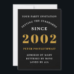 Invitación 21er cumpleaños 2002 Black Gold Add Name Year<br><div class="desc">Para los que celebran su cumpleaños tenemos la tarjeta de invitación ideal para la fiesta de cumpleaños. El marco es elegante, de diseño dorado, sencillo y de moda. Personalizar fácilmente el texto en la parte delantera y trasera de esta tarjeta de invitación de cumpleaños utilizando la plantilla proporcionada. Parte de...</div>