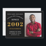 Invitación 21er cumpleaños 2002 foto de nombre Oro Negro<br><div class="desc">Para los que celebran su cumpleaños, tenemos la invitación ideal para la fiesta de cumpleaños con la oportunidad de añadir una foto. El fondo negro con un diseño de tipografía blanca y dorada es sencillo y elegante. Personalizar fácilmente el texto de este regalo de cumpleaños usando la plantilla proporcionada. Buscar...</div>
