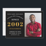 Invitación 21er cumpleaños 2002 foto de nombre Oro Negro<br><div class="desc">Para los que celebran su cumpleaños, tenemos la invitación ideal para la fiesta de cumpleaños con la oportunidad de añadir una foto. El fondo negro con un diseño de tipografía blanca y dorada es sencillo y elegante. Personalizar fácilmente el texto de este regalo de cumpleaños usando la plantilla proporcionada. Buscar...</div>
