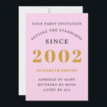 Invitación 21er cumpleaños 2002 Gris rosado Añadir nombre año<br><div class="desc">Para los que celebran su cumpleaños tenemos la tarjeta de invitación ideal para la fiesta de cumpleaños. El marco es elegante, de diseño dorado, sencillo y de moda. Personalizar fácilmente el texto en la parte delantera y trasera de esta tarjeta de invitación de cumpleaños utilizando la plantilla proporcionada. Parte de...</div>