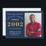 Invitación 21er cumpleaños 2002 Nombre Foto Oro Azul<br><div class="desc">Para los que celebran su cumpleaños, tenemos la invitación ideal para la fiesta de cumpleaños con la oportunidad de añadir una foto. El fondo azul con un diseño de tipografía blanca y dorada es sencillo y elegante. Personalizar fácilmente el texto de este regalo de cumpleaños usando la plantilla proporcionada. Buscar...</div>