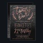 Invitación 21ro cumpleaños del oro de la tipografía del<br><div class="desc">21ra invitación moderna de la fiesta de cumpleaños del cumpleaños A del falso del oro de la tipografía purpurina color de rosa del negro 21ra con esta falsa tipografía color de rosa moderna, simple, elegante y elegante de las letras de la mano del cepillo del oro en un fondo negro...</div>