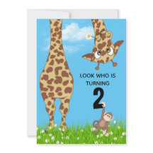 2.ª jirafa de cumpleaños en hierba