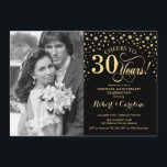 Invitación 30º Aniversario de Boda con Foto - Dorado Negro<br><div class="desc">Invitación del 30º Aniversario de Boda con Foto. Diseño elegante en dorado y negro con letra cursiva y confeti. Se puede personalizar para mostrar cualquier año de matrimonio. ¡Salud por 30 años!</div>
