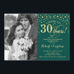 Invitación 30º Aniversario de Boda con Foto - Oro Verde<br><div class="desc">Invitación de 30º Aniversario de Boda con Foto. Diseño elegante en oro y verde esmeralda con letra cursiva y confeti. Se puede personalizar para mostrar cualquier año de matrimonio. ¡Salud por 30 años!</div>