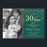 Invitación 30º Aniversario de Boda con Foto - Oro Verde<br><div class="desc">Invitación de 30º Aniversario de Boda con Foto. Diseño elegante en oro y verde esmeralda con letra cursiva y confeti. Se puede personalizar para mostrar cualquier año de matrimonio. ¡Salud por 30 años!</div>