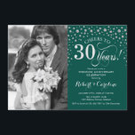Invitación 30º Aniversario de Boda con Foto - Plata Verde<br><div class="desc">Invitación del 30º Aniversario de Boda con Foto. Diseño elegante en plata y verde esmeralda con letra cursiva y confeti. Se puede personalizar para mostrar cualquier año de matrimonio. ¡Salud por 30 años!</div>