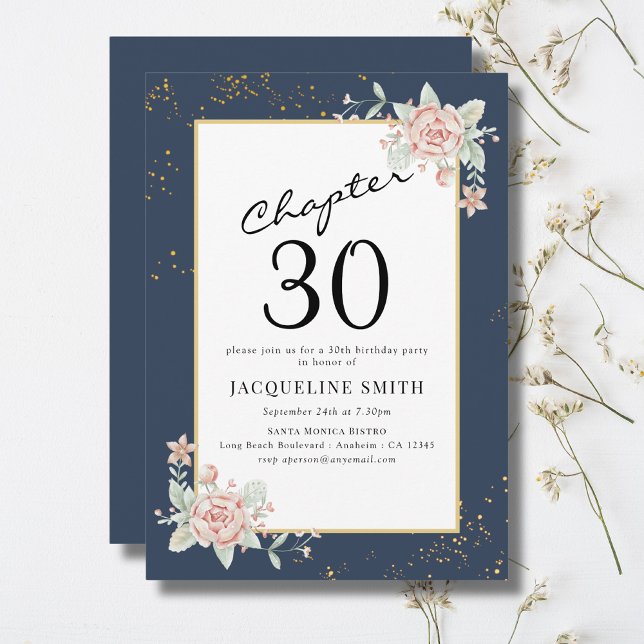 Invitación 30.ª floral (Personalized 30th birthday party invitation with pink flowers and blue background.)