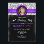 Invitación 30.ª foto de cumpleaños - Púrpura negro plateado<br><div class="desc">Invitación de cumpleaños 30 con tu diseño de foto elegante en negro,  falsa plata purpurina con un toque de morado. Perfecto para una fiesta de 30 años de mujeres. ¡Se puede personalizar para cualquier edad!</div>