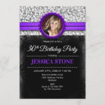 Invitación 30.ª foto de cumpleaños - Púrpura negro plateado<br><div class="desc">Invitación de cumpleaños 30 con tu diseño de foto elegante en negro,  falsa plata purpurina con un toque de morado. Perfecto para una fiesta de 30 años de mujeres. ¡Se puede personalizar para cualquier edad!</div>