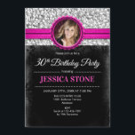 Invitación 30.ª foto de cumpleaños - Rosado caliente negro pl<br><div class="desc">Invitación de cumpleaños 30 con tu diseño de foto elegante en negro,  purpurina falso plata con un toque de rosa caliente. Perfecto para una fiesta de 30 años de mujeres. ¡Se puede personalizar para cualquier edad!</div>
