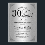 Invitación 30.º cumpleaños - Damasco plateado<br><div class="desc">30.ª Invitación de cumpleaños. Elegante diseño de imitación de plata vintage con patrón damasco. Caracteriza el tipo de letra del guión. ¡Salud a 30 años! ¡Se puede personalizar en cualquier edad! Mándame un mensaje si necesitas más personalización.</div>