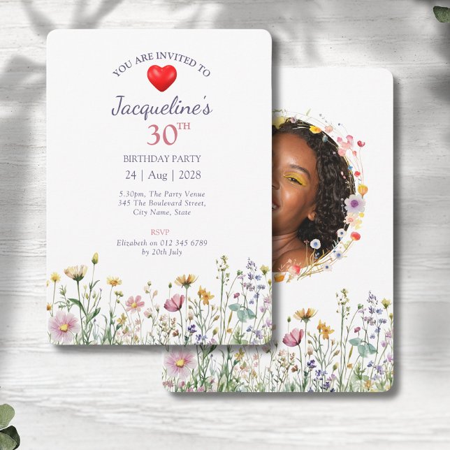 Invitación 30.º cumpleaños Foto de Floral Wild Meadow (Floral 30th birthday party invitations on a grey wood background)