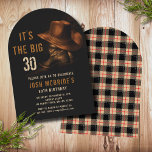 Invitación 30.º cumpleaños Gorra rústico de vaquero y botes d<br><div class="desc">La invitación Rustic Cowboy, Gorra de cumpleaños y boots de cuero, presenta un par de botas de vaquero de cuero con gorra y la información personalizada de la fiesta de cumpleaños número 30 a continuación. Personalice editando el texto o eliminándolo en los cuadros de texto. Creado por Evco Studio www.zazzle.com/store/evcostudio...</div>