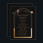 Invitación 30.º cumpleaños Treinta Oro Negro Celestial<br><div class="desc">30 cumpleaños Treinta y Treinta centésimas invitaciones de cumpleaños de la luna de oro negro místico celestial invitaciones de cumpleaños a las estrellas de oro, sol dorado, luna y estrellas con un marco dorado sobre un fondo negro. Adentro está la información de invitación de cumpleaños de su personalizado. Diseñado por...</div>