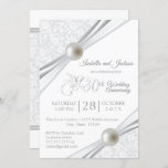 Invitación 30.º diseño de la Perla<br><div class="desc">🥇 DISEÑO ORIGINAL DE ARTE DE DERECHOS DE AUTOR DE Donna Siegrist SÓLO DISPONIBLE EN ZAZZLE! 30.º diseño de invitaciones a los Bodas de la Perla listo para su personalización. Se presenta en un diseño de damasco blanco y fondo blanco con una joya de perla blanca. Esta hermosa invitación a...</div>