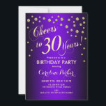 Invitación 30.º Fiesta de cumpleaños - Púrpura dorada<br><div class="desc">30.ª invitación para fiestas de cumpleaños para mujeres y hombres. Elegante tarjeta de invitación color púrpura y dorado con letra de guión y confeti. ¡Salud a 30 años! Perfecto para una elegante celebración de cumpleaños para adultos.</div>