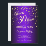 Invitación 30.º Fiesta de cumpleaños - Púrpura dorada<br><div class="desc">30.ª invitación para fiestas de cumpleaños para mujeres y hombres. Elegante tarjeta de invitación color púrpura y dorado con letra de guión y confeti. ¡Salud a 30 años! Perfecto para una elegante celebración de cumpleaños para adultos.</div>