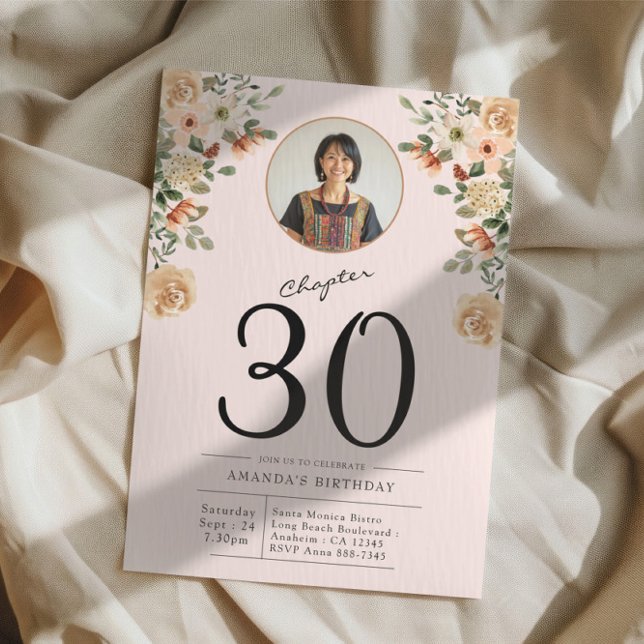 Invitación 30.º Fiesta de fotografía floral de cumpleaños (Custom 30th birthday floral party invitation with photo on cloth background.)