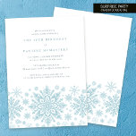 Invitación 30.º Fiesta sorpresa de cumpleaños con copo de nie<br><div class="desc">Los copos de nieve con acuarela azul muy elegantes crean un borde de bonito al final de esta invitación de cumpleaños para adultos. El diseño moderno y minimalista tiene un aire abierto y ventilado. La estética contemporánea atraerá a personas de todas las edades.</div>