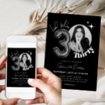 Invitación 30.º Treinta Años Fotografía de Hombres Negros<br><div class="desc">*Usa una foto cuadrada para reemplazar la imagen. Celebra el hito de cumplir treinta años con nuestra invitación a la fotografía Minimalista de 30 años en globo negro, perfecta para hombres y mujeres. Este diseño elegante combina a la perfección la sofisticación con un toque de fantasía. Personalice la invitación con...</div>
