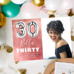 Invitación 30 Aniversario de la foto rosa de un globo de plat<br><div class="desc">Invitación moderna a la fiesta de 30 años, diseñada con una foto del chica de cumpleaños, un fondo rosa de color oscuro, un confetti transparente de burbujas y un gran globo de helio de plata número treinta. El nombre está escrito en un texto blanco de caligrafía grande con una plantilla...</div>