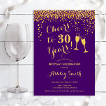 Invitación 30 Aniversario - Saludos A 30 Años De Púrpura De O<br><div class="desc">30.ª Invitación de cumpleaños. ¡Salud A 30 Años! Elegante diseño en morado y dorado. Incluye gafas de champán,  letra de guión y confeti. Perfecto para una elegante fiesta de 30 años. Personaliza con tus propios detalles. Se puede personalizar para mostrar cualquier edad.</div>
