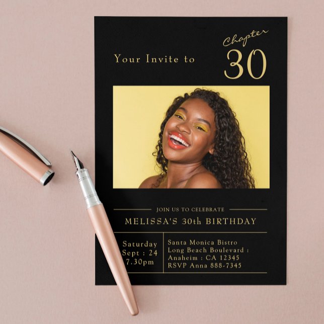 Invitación 30 años de oro negro foto de Fiesta (Black and good 30th birthday invitation on a blush pink background.)