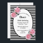 Invitación 30 años rosas rosadas en franjas blancas negras<br><div class="desc">Bandas clásicas delgadas en blanco y negro como fondo. Con rosas rosas rosas como decoración. Un marco ovalado con plantillas para la información de su fiesta. Invitación a la fiesta de cumpleaños número 30,  femenina y elegante.</div>
