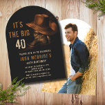 Invitación 40.ª foto de cumpleaños Gorra de Cowboy Rústico Bo<br><div class="desc">40.º cumpleaños Foto Rústico Gorra de Cowboy e Invitación a botas de cuero presenta un par de botas de vaquero de cuero con gorra y la información personalizada de la 40 cumpleaños de la invitación a la fiesta a continuación. Personalice agregando su foto favorita al revés. Creado por Evco Studio...</div>