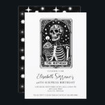 Invitación 40.ª sorpresa Fiesta de cumpleaños Gothic Tarot Bl<br><div class="desc">Una 40.ª invitación sorpresa de cumpleaños al estilo de una carta de tarot, con esqueleto y quequitos de cumpleaños y velas, con la frase de atrapar: cuarenta y divertida para siempre, un cuento de tarta de torta, caos y siempre. Un divertido y atrevido ambiente gótico oculto. La invitación está disponible...</div>