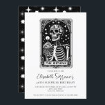 Invitación 40.ª sorpresa Fiesta de cumpleaños Gothic Tarot Bl<br><div class="desc">Una 40.ª invitación sorpresa de cumpleaños al estilo de una carta de tarot, con esqueleto y quequitos de cumpleaños y velas, con la frase de atrapar: cuarenta y divertida para siempre, un cuento de tarta de torta, caos y siempre. Un divertido y atrevido ambiente gótico oculto. La invitación está disponible...</div>