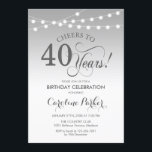 Invitación 40.º cumpleaños - Blanco plateado<br><div class="desc">40.ª Invitación de cumpleaños. Elegante diseño plateado y blanco con luces de cuerda de hadas y fuente de guión. ¡Salud a 40 años! ¡Se puede personalizar en cualquier edad! Mándame un mensaje si necesitas más personalización.</div>